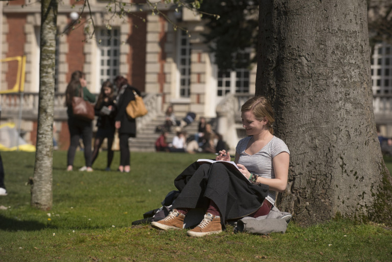 Étudiante dans le parc de NEOMA à Rouen